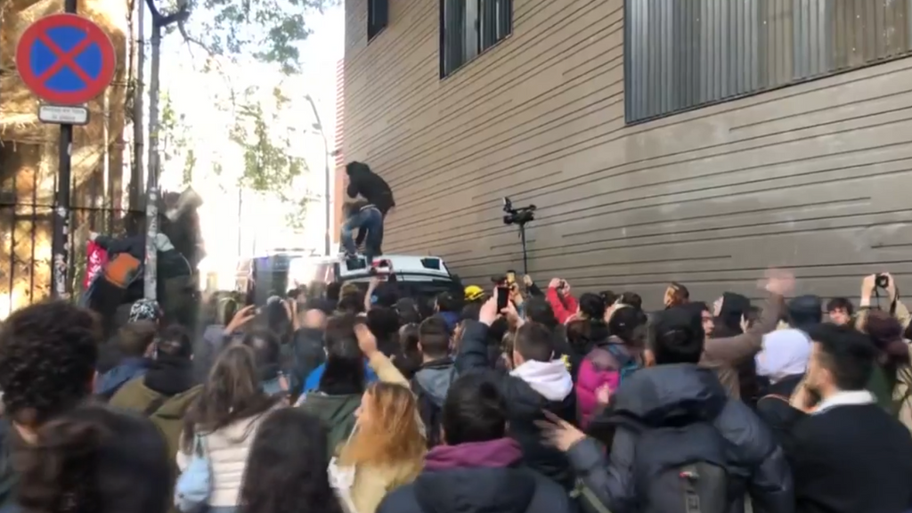 Cargas policiales en el desalojo de la antigua escuela Massana de Barcelona