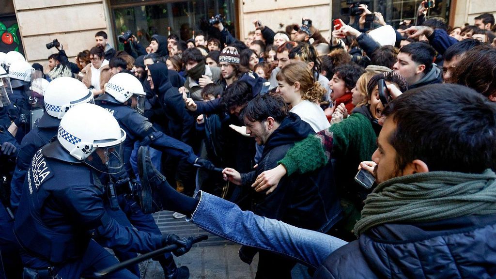 El desalojo de la antigua escuela Massana de Barcelona: 19 mossos heridos y cinco detenidos