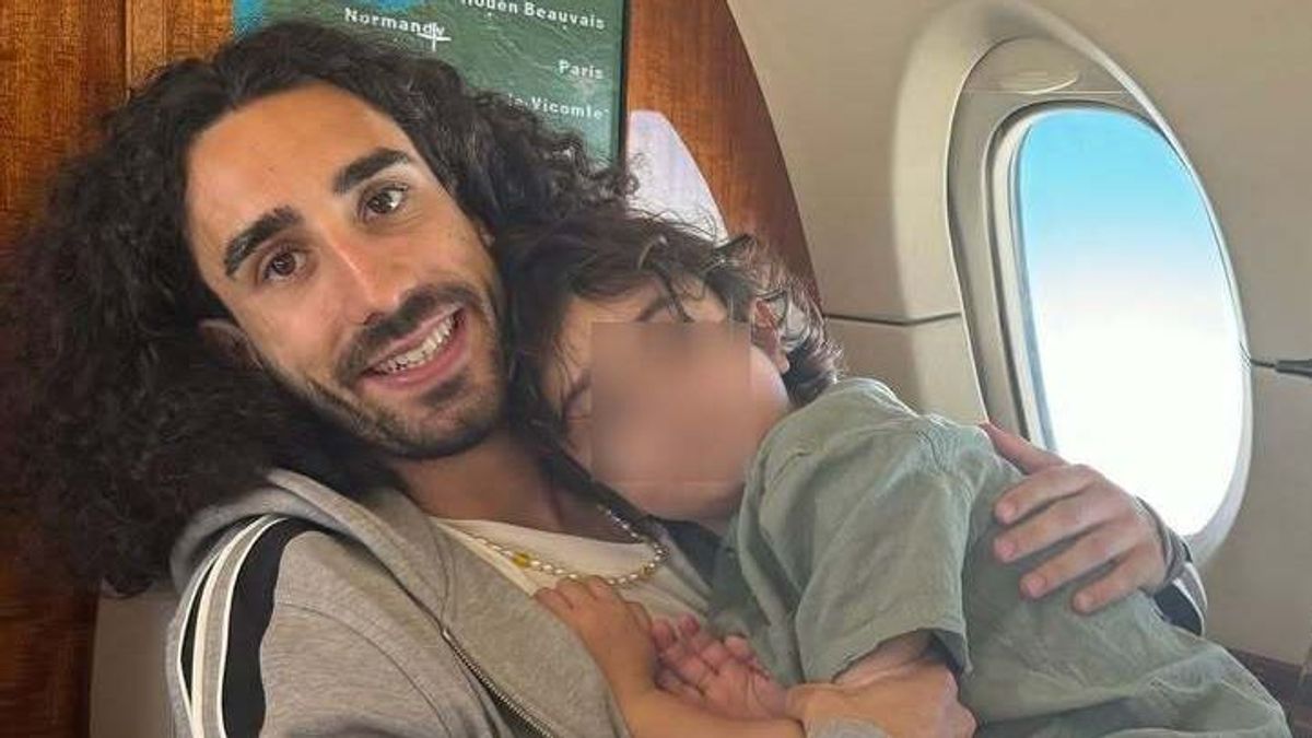 Cucurella con su hijo mayor.