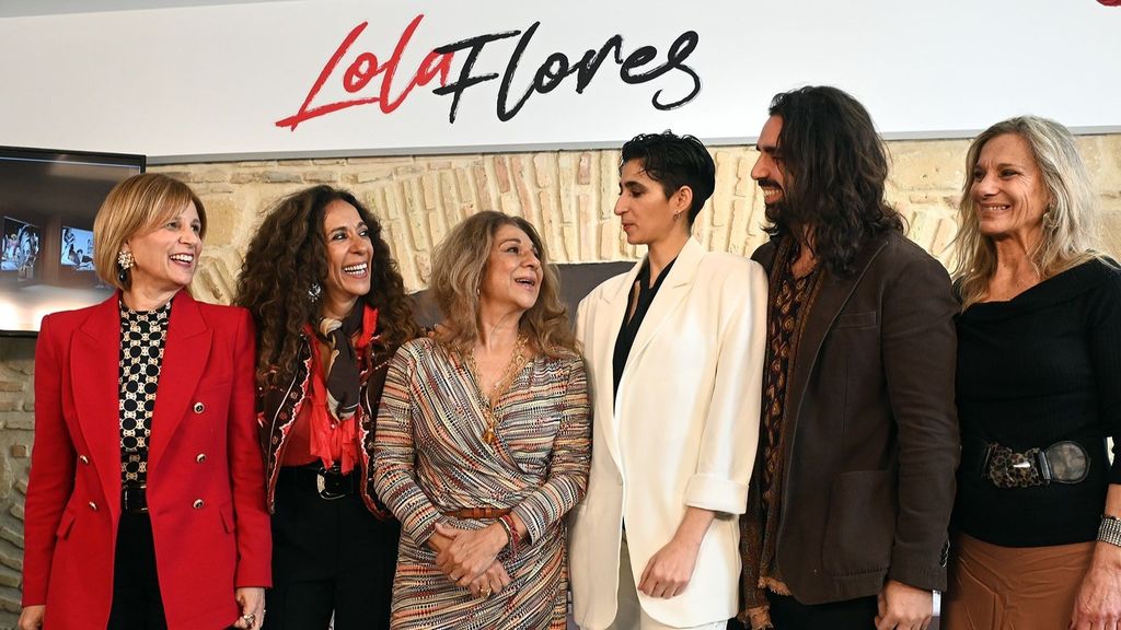 El emotivo homenaje de Lolita y Rosario Flores a su madre junto al resto de su familia: "Ella quería que estuviéramos juntos"