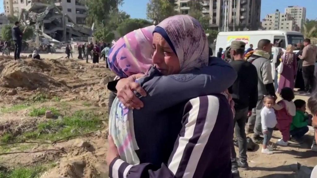 El reencuentro de una madre y su hija entre los escombros de Gaza: "Viviremos en una tienda de campaña"