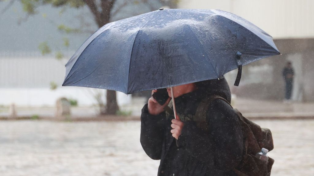 Herminia mantiene a 14 comunidades en alerta: olas de 10 metros de altura y 1.600 incidencias en Galicia