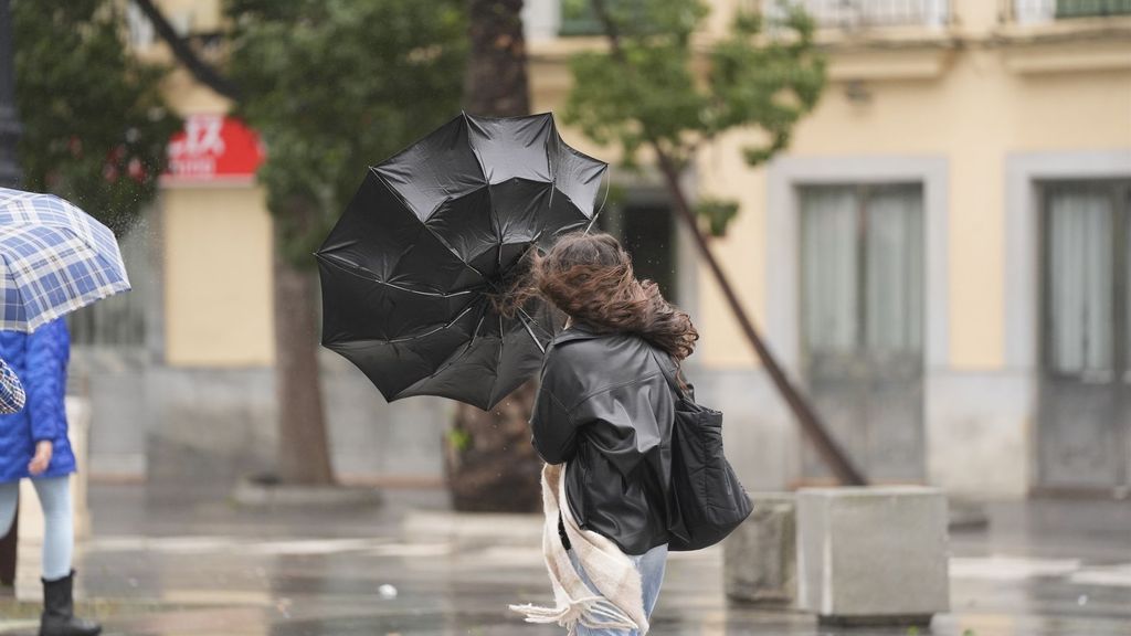 Personas sufren la llegada de La Borrasca "Herminia". A 27 de enero de 2025 en Sevilla