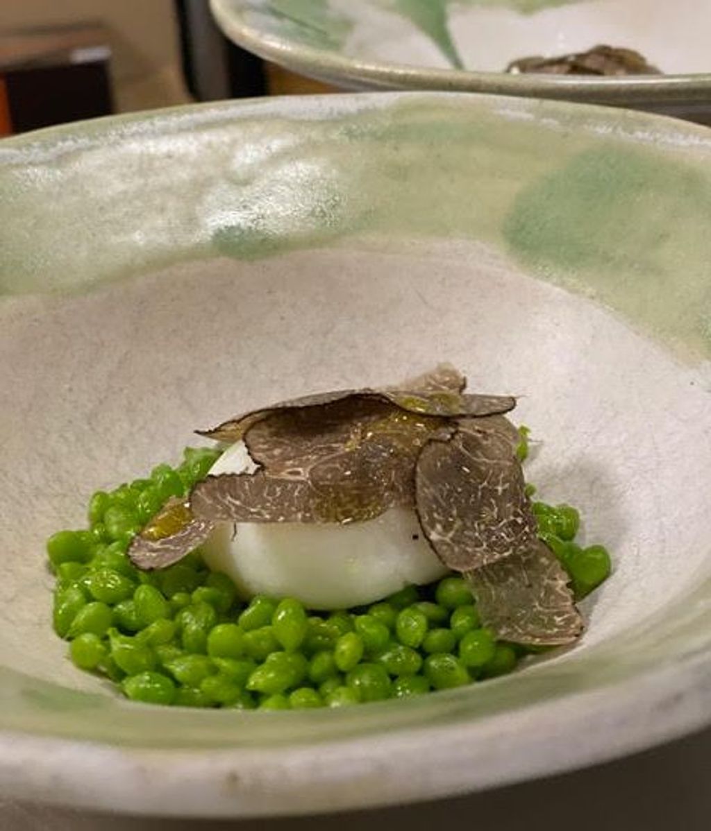 Plato de guisantes lágrima con trufa y huevo escalfado