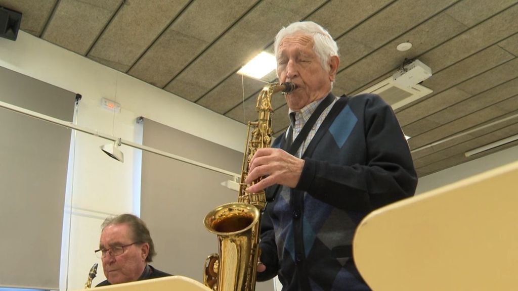 La orquesta de jubilados de Josep, saxofonista a sus 94 años: "A veces me canso de soplar, pero disfruto"