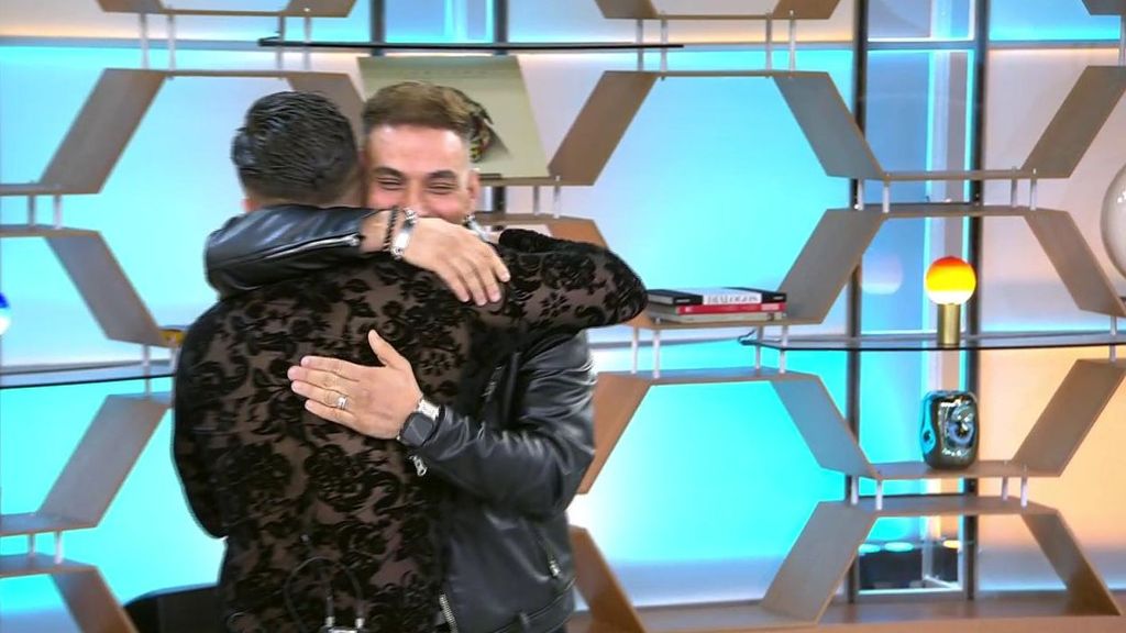 Mark y Paco se reconcilian con un abrazo