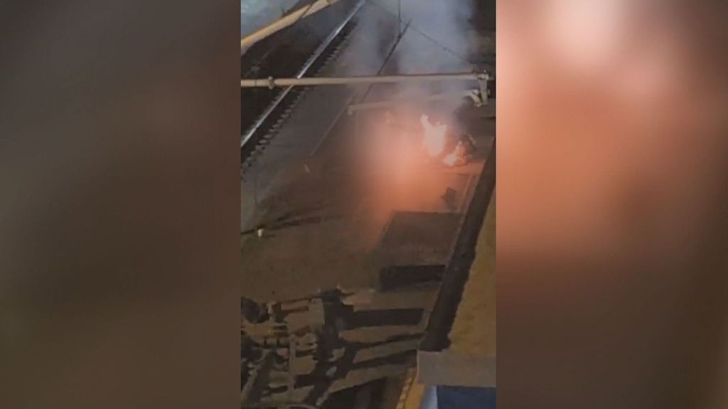El joven muerto tras saltar a un tren recibió una descarga de 40.000 voltios: “Escuchamos un golpe seco y un zumbido eléctrico”