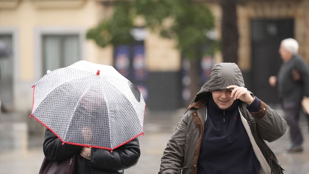 Tiempo: Personas sufren la llegada de La Borrasca "Herminia". A 27 de enero de 2025 en Sevilla