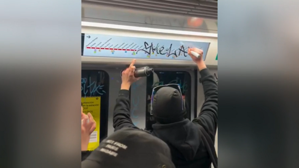Destrozos, pintadas y botellón en el metro de Barcelona