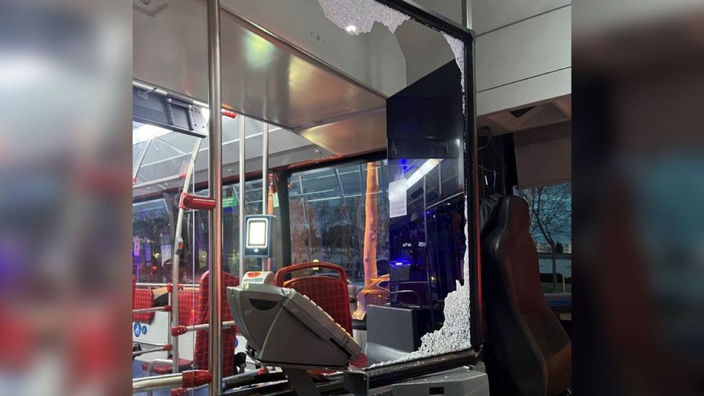 Detenido por romper de un puñetazo el cristal de la cabina de un autobús en Barcelona