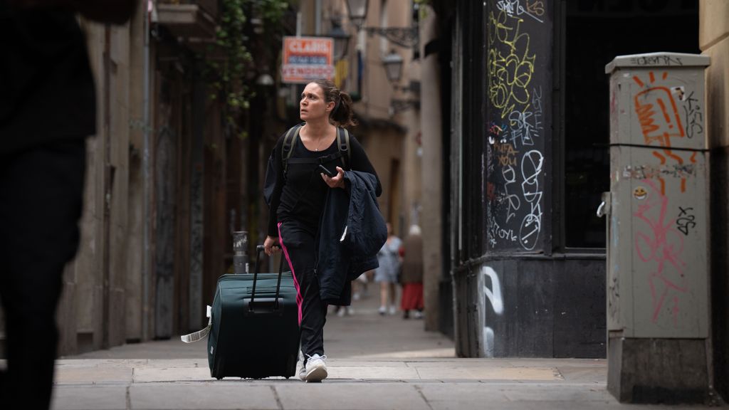 Imagen de archivo de una turista con una maleta