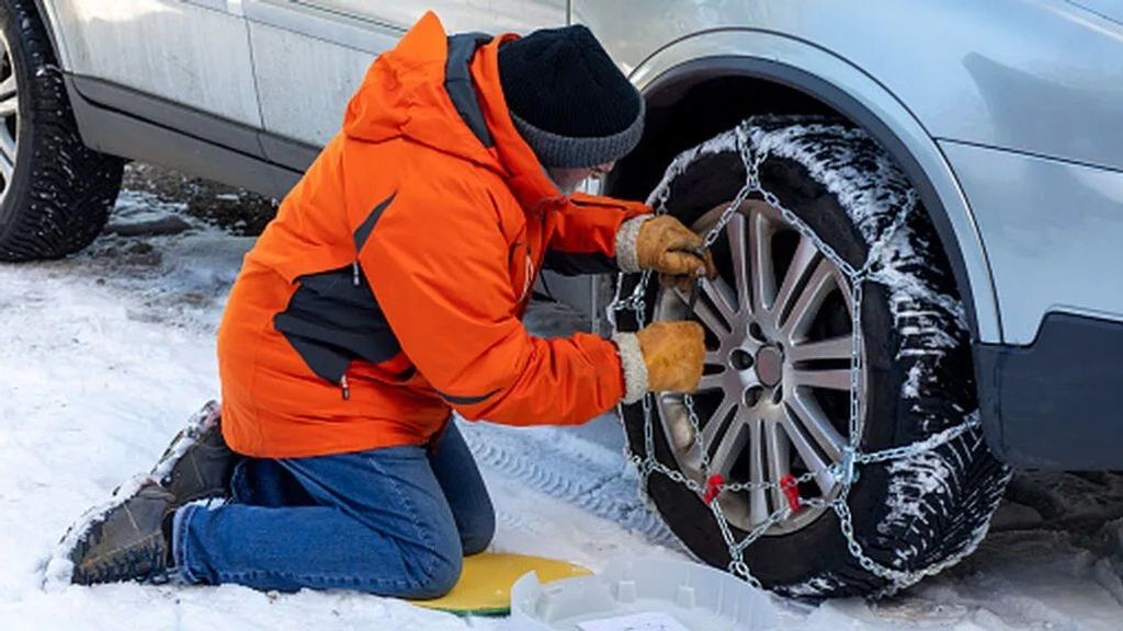 Poniendo unas cadenas de nieve metálicas