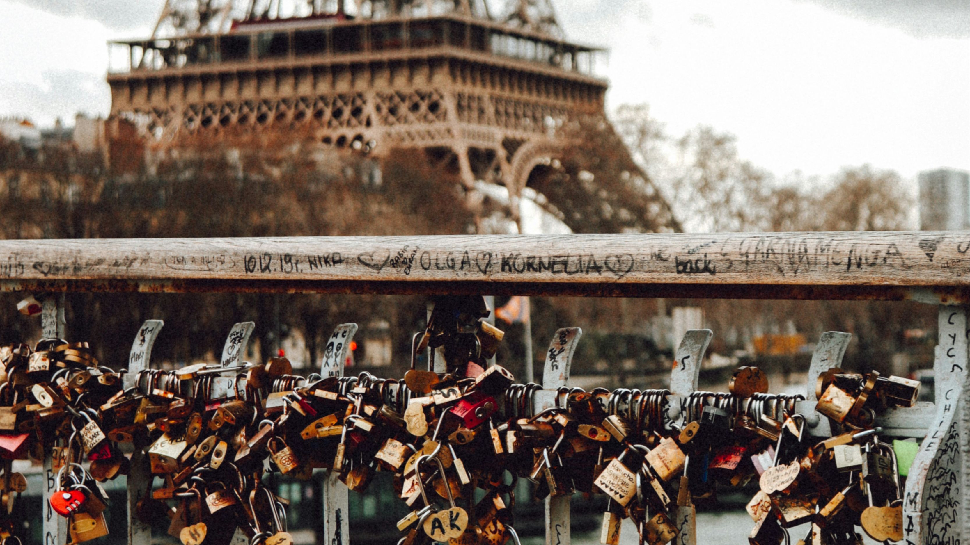 Puente de los Candados en París con la Torre Eiffel al fondo