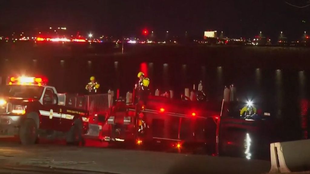 Un avión con 64 personas a bordo y un helicóptero militar chocan en Washington, en Estados Unidos