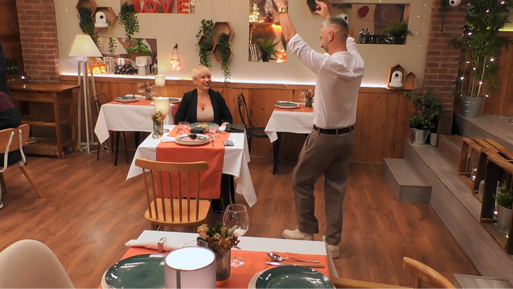 Un soltero se arranca a bailar flamenco en el restaurante de 'FD' ante la atenta mirada del resto