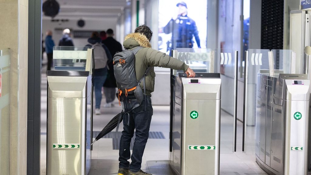 Una persona valida su billete en la estación de Chamartín, a 29 de enero de 2025, en Madrid