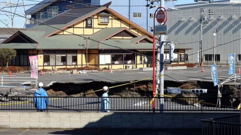 El hombre que conducía un camión cayó en un gran socavón que se abrió en una calle de Yashio, Prefectura de Saitama.