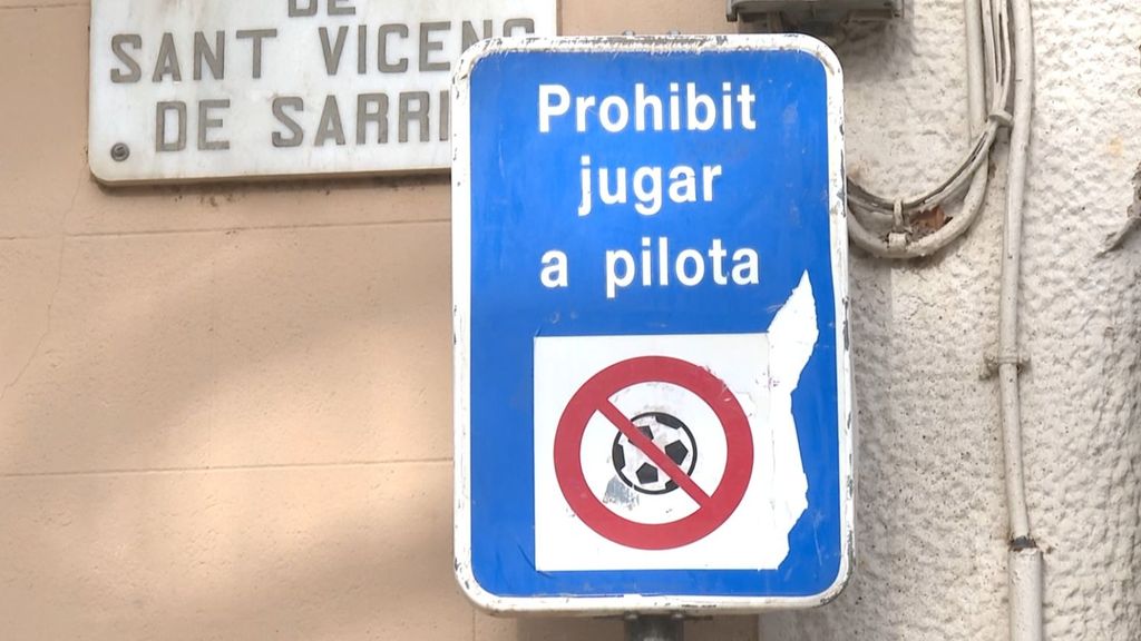 Reclaman quitar los carteles de 'prohibido jugar a la pelota' en Barcelona: "Es un derecho fundamental"