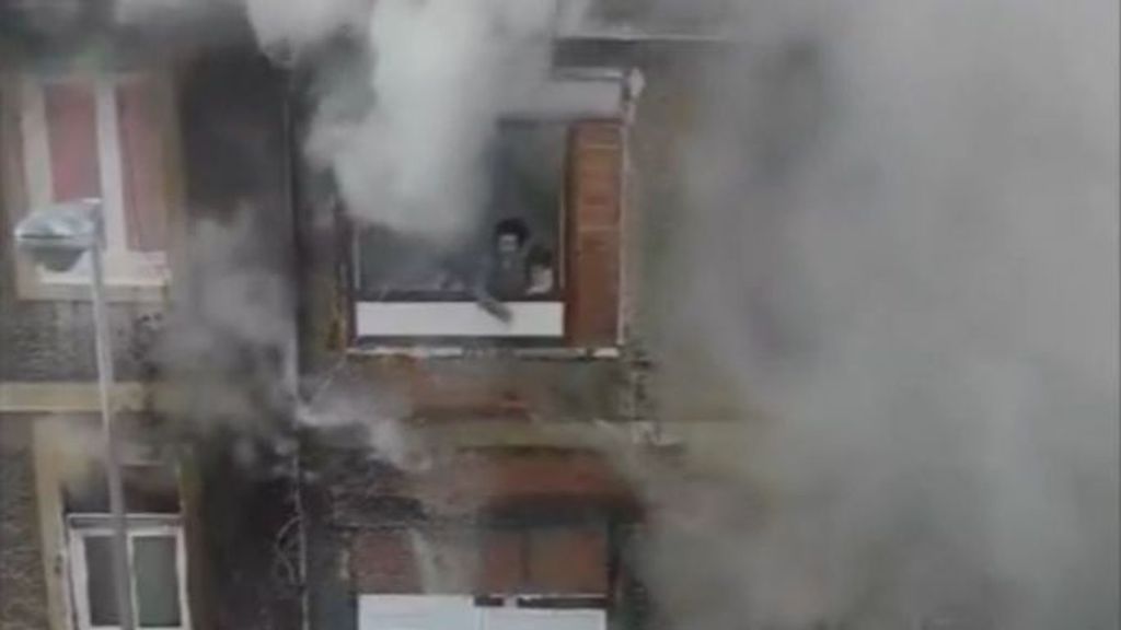 El terror de una madre y sus dos hijos en el incendio de Basauri: piden auxilio a gritos desde una ventana