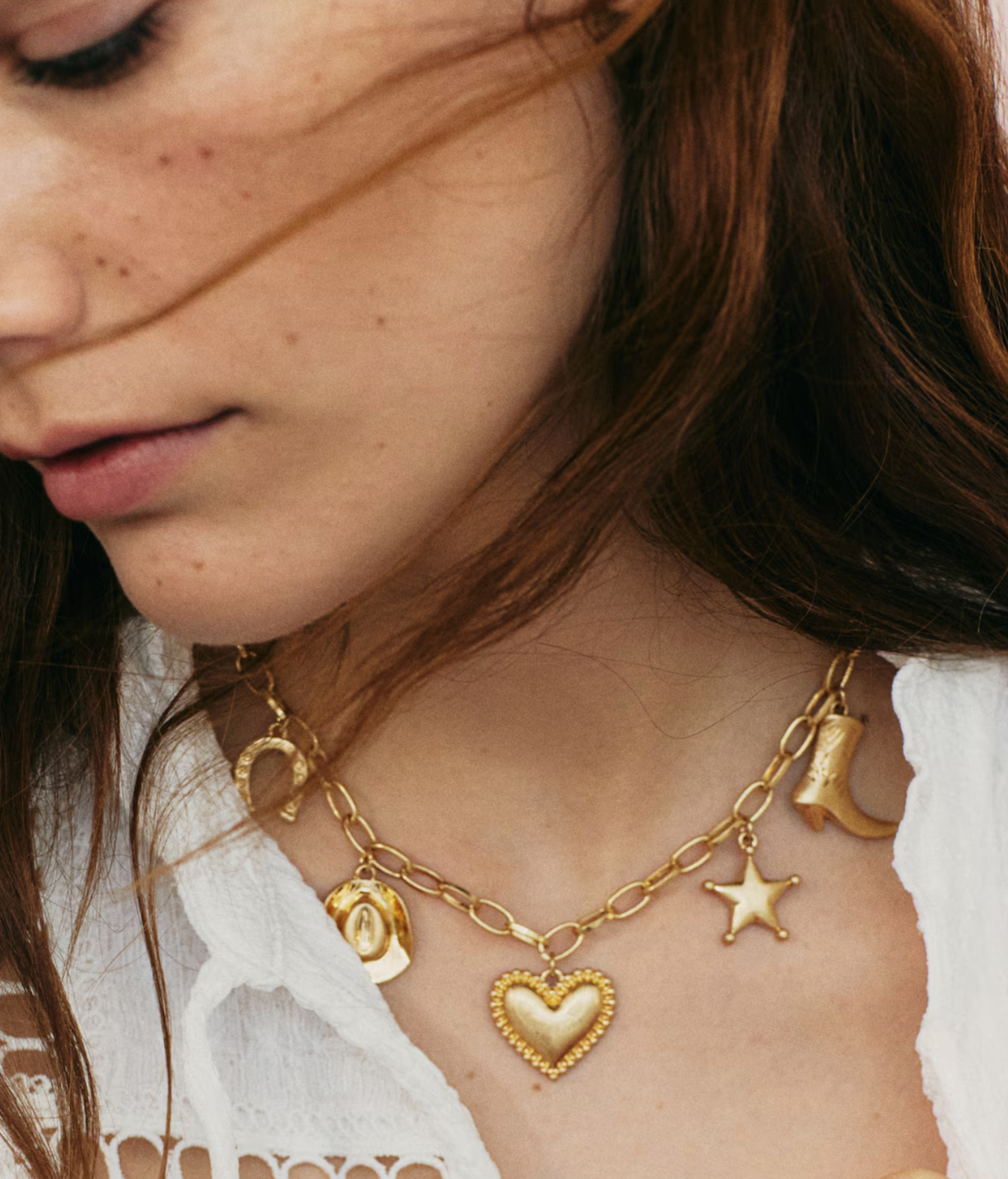 Gargantilla dorada con 'charms'