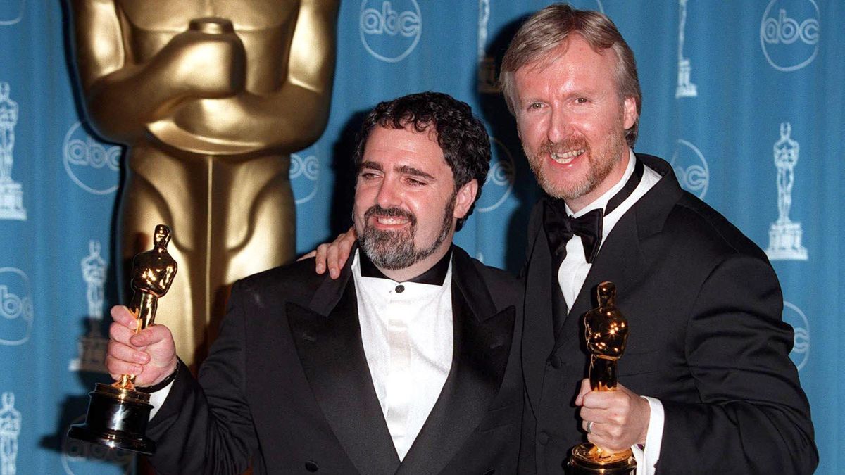 James Cameron y Jon Landau recogiendo el Oscar por Titanic