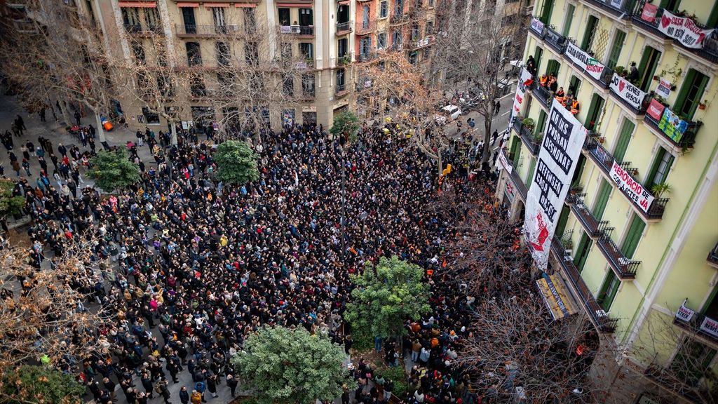 Paralizan el primer desahucio de la Casa Orsoles en Barcelona gracias a la presión vecinal