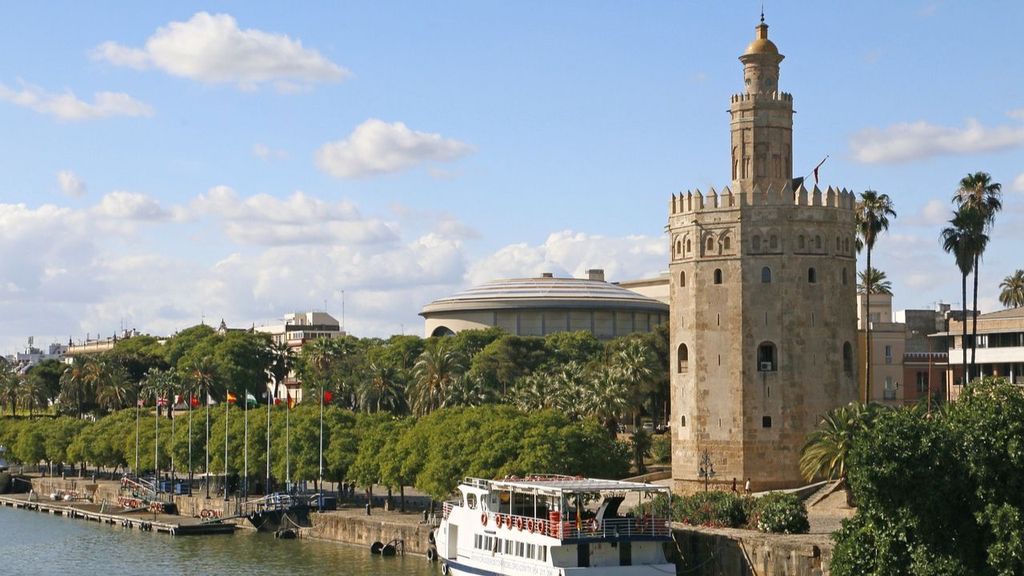 Torre del Oro en Sevilla, la ciudad a la que si vas, pierdes la silla