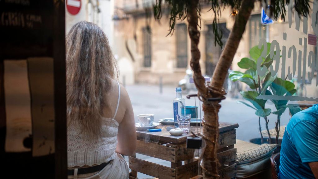 Archivo - Terraza de un establecimiento en Barcelona