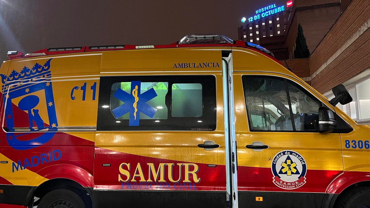 Archivo - Ambulancia de SAMUR Protección Civil frente al Hospital 12 de Octubre de Madrid