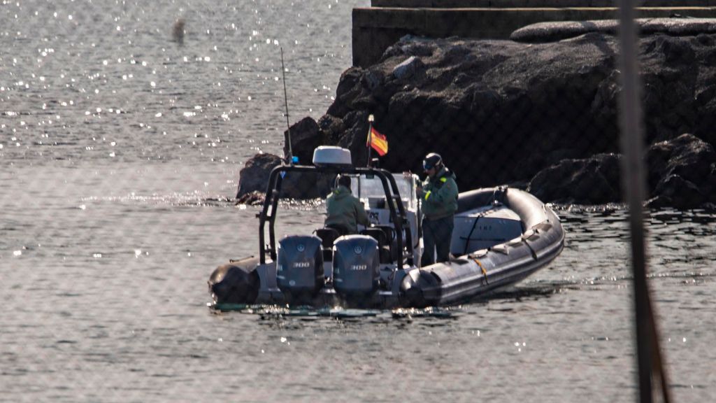 Imagen de una zodiac de la Guardia Civil durante un rescate en Ceuta