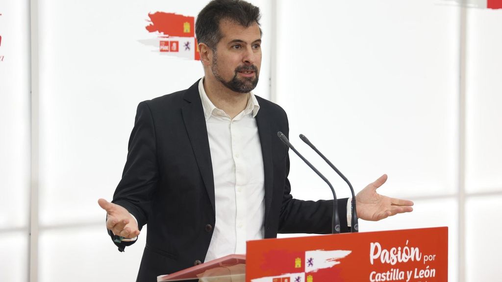 El secretario general del PSOE de Castilla y León, Luis Tudanca, durante una rueda de prensa, en la sede del PSOE en Valladolid, a 7 de enero de 2024, en Valladolid, Castilla y León (España).