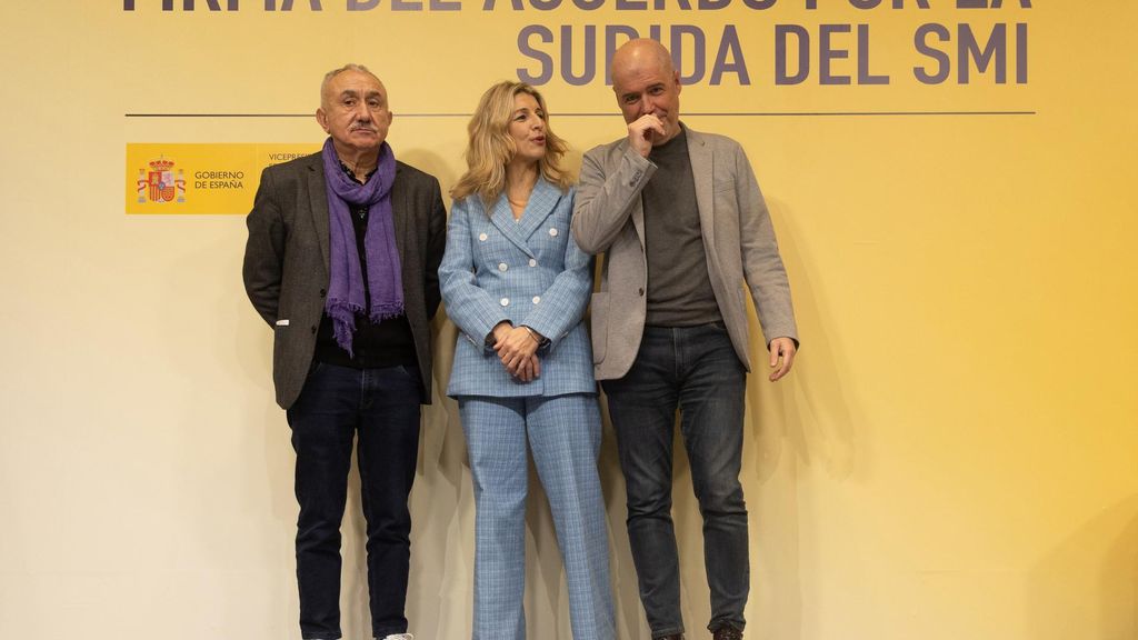 Archivo - La vicepresidenta segunda del Gobierno y ministra de Trabajo y Economía Social, Yolanda Díaz (c), junto a los secretarios generales de CCOO, Unai Sordo (d), y de UGT, Pepe Álvarez (i), durante la firma del acuerdo para la subida del SMI en 2024