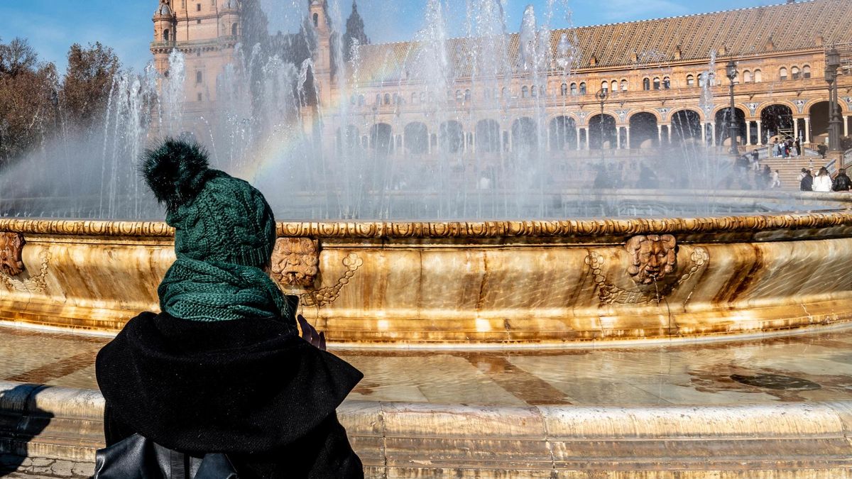 Archivo - Personas abrigadas por los alrededores de la Plaza de España,  en un día frío y el soleado a la vez, a 27 de diciembre del 2023 en Sevilla (Andalucía, España).