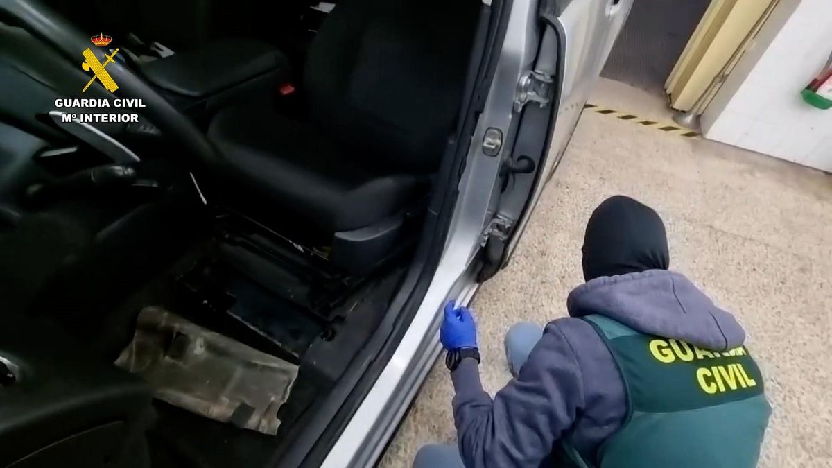 La Guardia Civil, junto con la UCO, ha detenido en el marco de la operación 'Tiberio' a 11 personas por transportar cocaína en dobles fondos de vehículos entre Madrid y Cantabria.