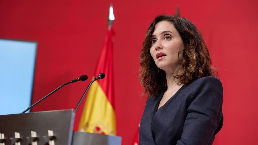 La presidenta de la Comunidad de Madrid, Isabel Díaz Ayuso, ofrece una rueda de prensa tras la reunión del Consejo de Gobierno, en la Real Casa de Correos, a 26 de diciembre de 2024, en Madrid (España).