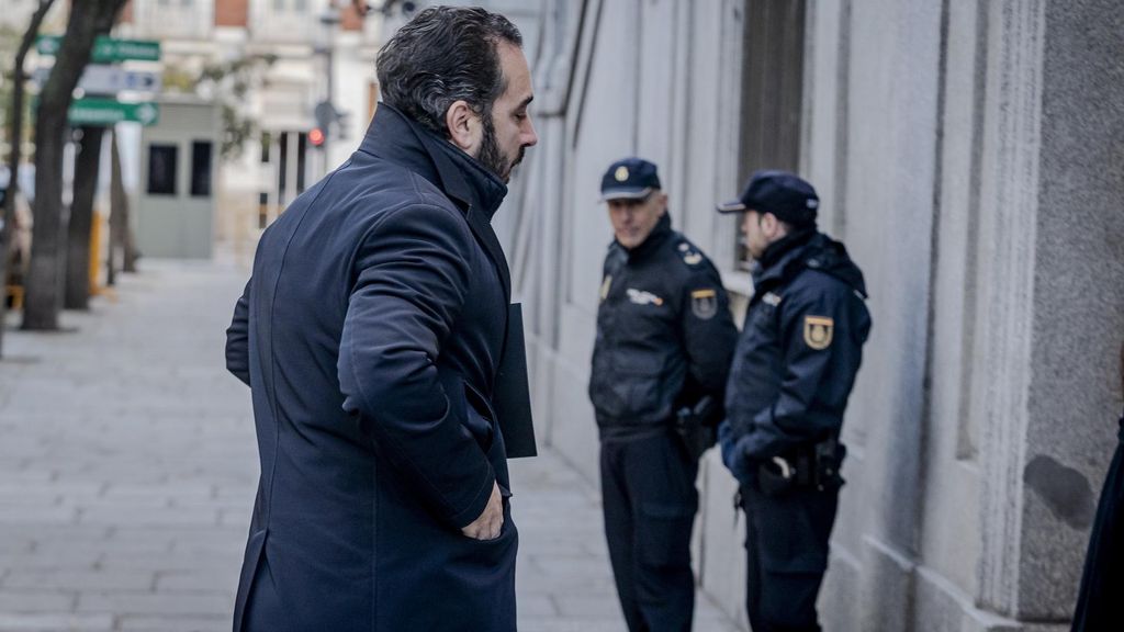 El empresario Víctor de Aldama a su llegada a declarar ante el Tribunal Supremo, a 16 de diciembre de 2024, en Madrid (España). El juez del Tribunal Supremo que investiga el 'caso Koldo', Leopoldo Puente, toma declaración hoy como investigados tanto al pr