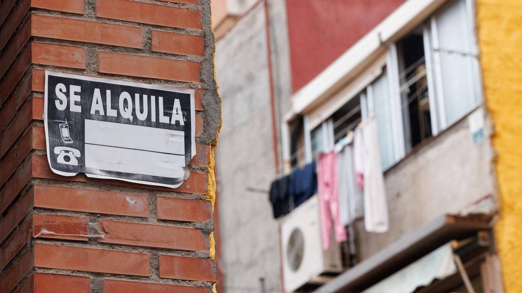 Archivo - Un cartel de 'Se Alquila' en un edificio de viviendas