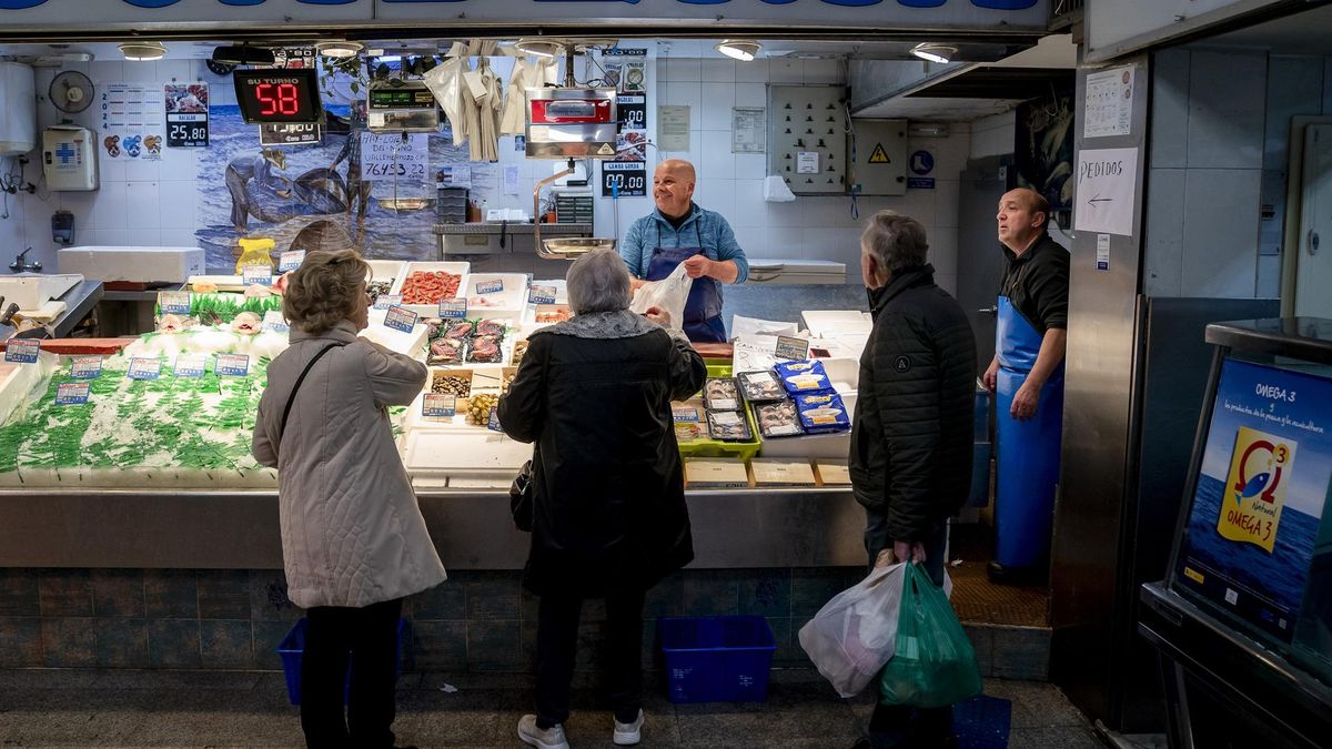 Varias personas hacen compras de última hora en un mercado el pasado 31 de diciembre