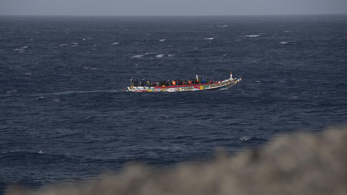 Archivo - Un cayuco a su llegada al puerto de La Restinga, a 19 de agosto de 2024, en El Hierro, Canarias (España).  A primera hora de hoy ha llegado al puerto de la Restinga una embarcación con 86 personas a bordo. El Cayuco ha sido avistado cuando se en