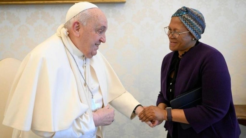 El Papa, con el brazo inmovilizado, ha recibido a Nosipho Nausca-Jean Jezile