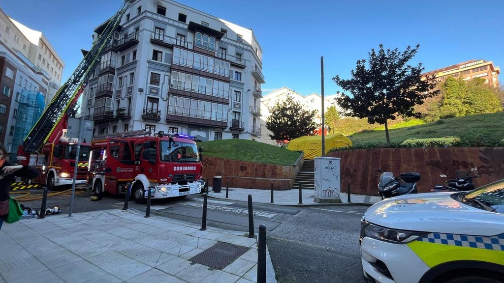 Efectivos de emergencias trabajan en la extinción del incendio en la calle Juan de la Cosa