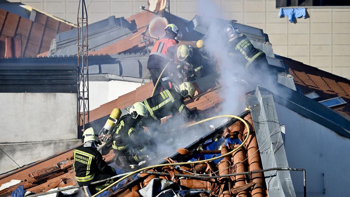 Varios bomberos trabajan en la extinción del incendio, a 17 de enero de 2025, en Santander