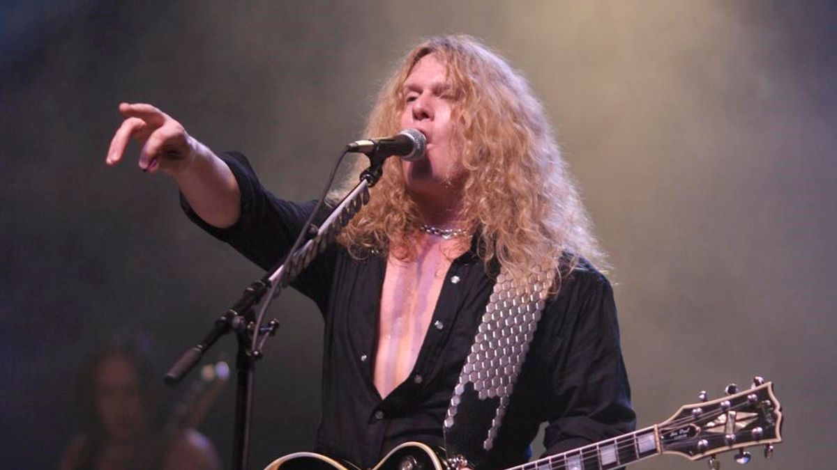 John Sykes Durante Uno De Sus Conciertos.