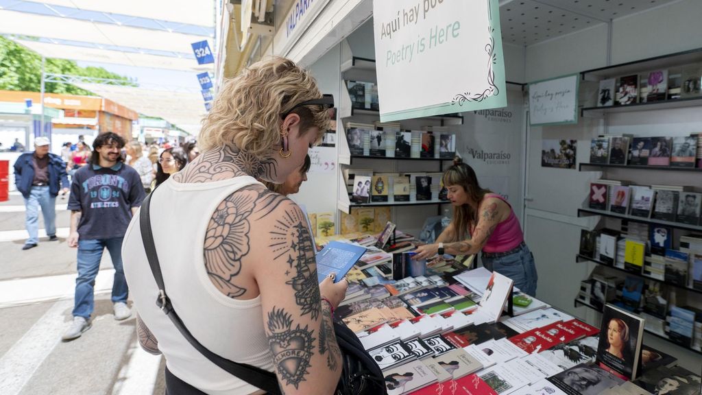 Archivo - Una persona visita una caseta durante la inauguración de la 83ª edición de la Feria del Libro de Madrid, en el Parque del Retiro, a 31 de mayo de 2024, en Madrid (España). La Feria del Libro se celebra anualmente con el fin de promover el libro,