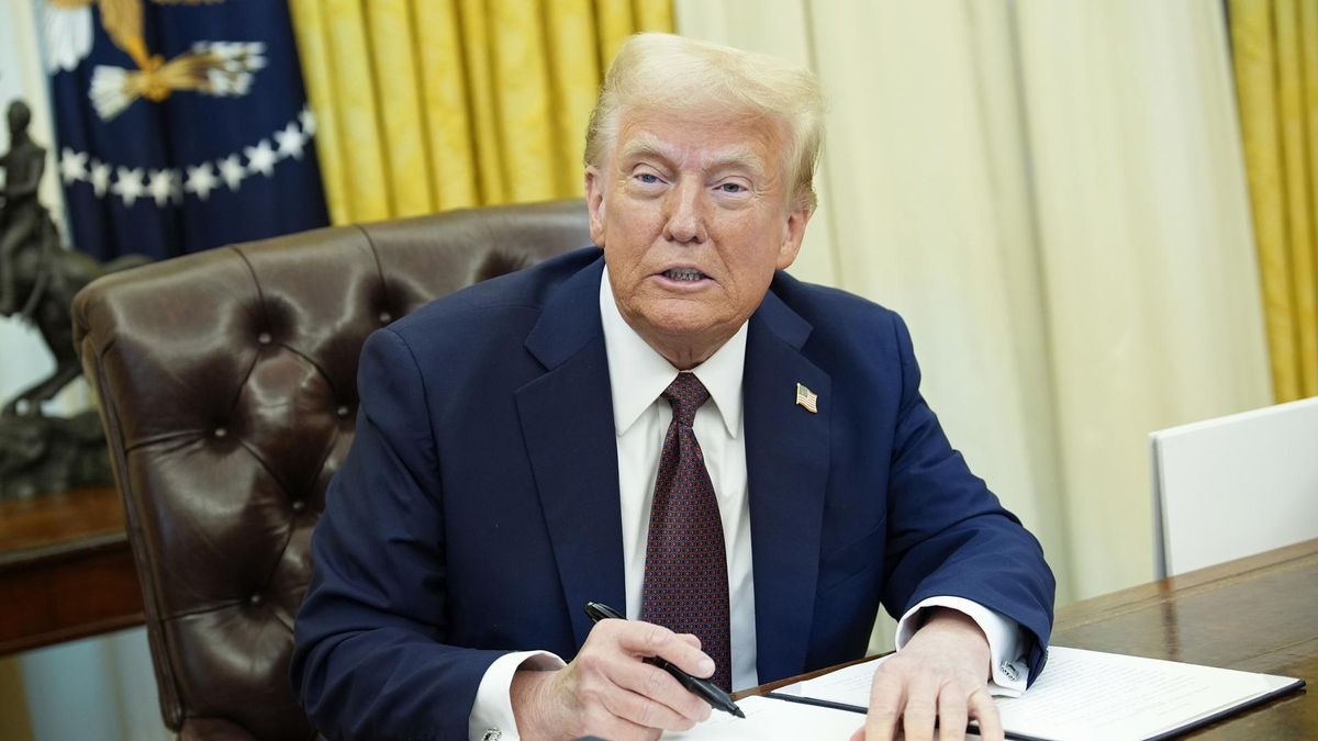 January 23, 2025, Washington, District Of Columbia, USA: United States President Donald J. Trump signs executive orders in the Oval Office of the White House in Washington, DC on January 23, 2025.