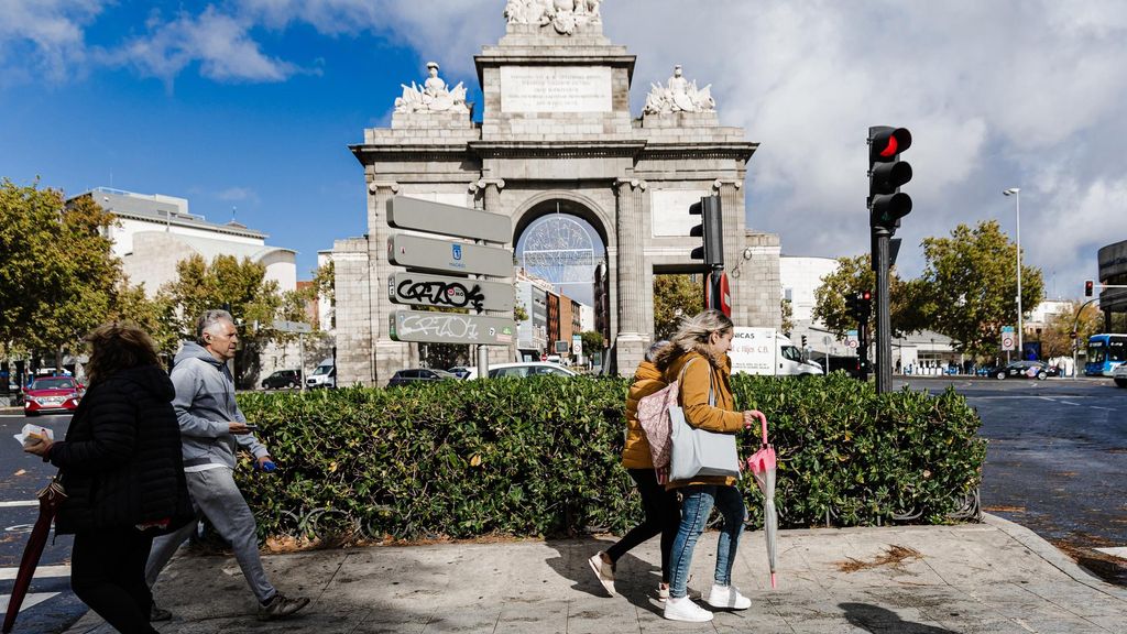 Archivo - Varias personas con el pelo movido por el viento, a 2 de noviembre de 2023, en Madrid (España).