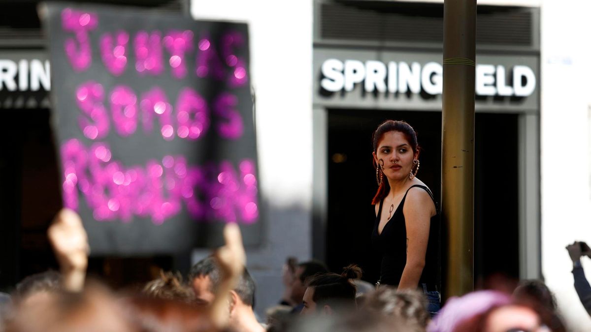 Archivo - Mujeres portan pancartas y banderas con proclamas feministas durante una concentracióndel 8M.