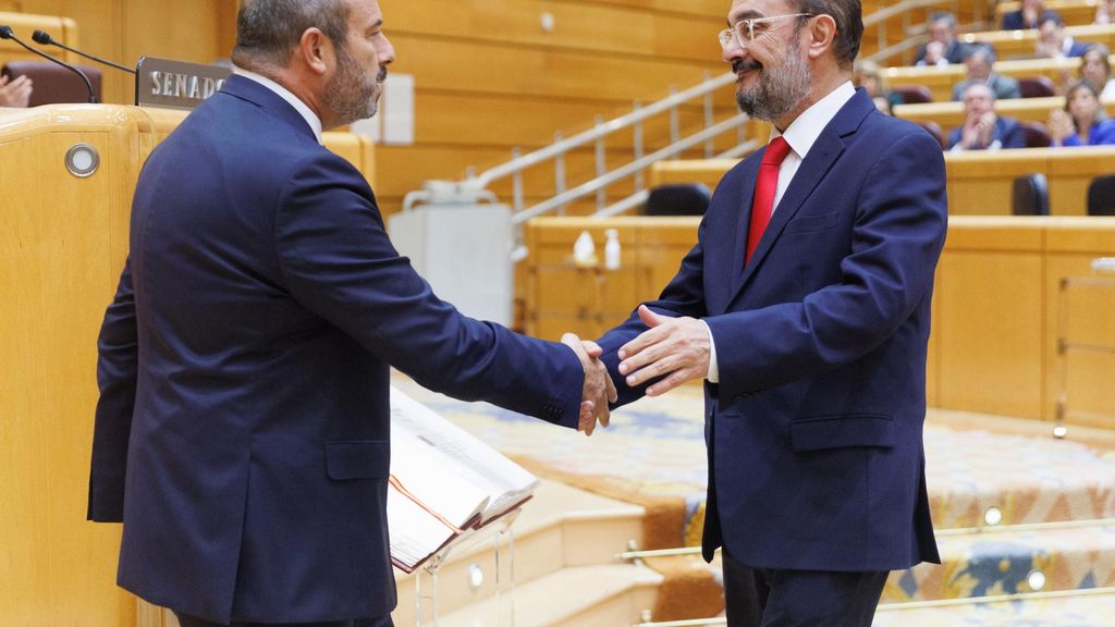 Archivo - El presidente del Senado, Pedro Rollán (i), y el expresidente de Aragón y secretario general del PSOE Aragón, Javier Lambán (d), durante una sesión plenaria, en el Hemiciclo del Senado, a 3 de octubre de 2023, en Madrid (España).