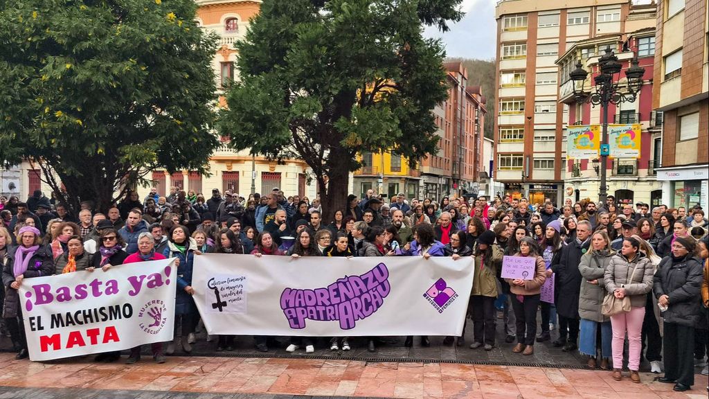 Centenares de personas se concentran en Langreo para condenar el crimen machista de Karilena