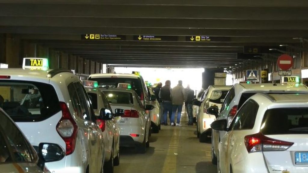 Comienza este sábado el turno rotatorio en la parada de taxi del aeropuerto de Sevilla